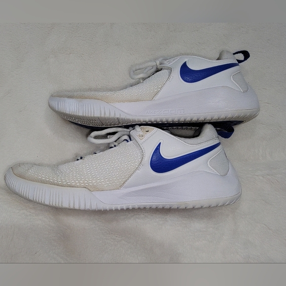 Nike Zoom White Athletic Shoes - Picture 3 of 7